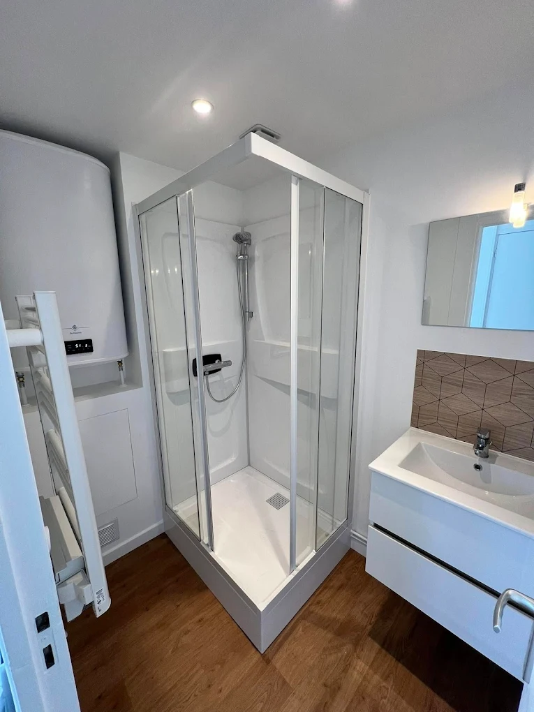 Rénovation d'une salle de bain terminé dans un appartement par Delamare Rénovation dans l'Eure et la Seine Maritime