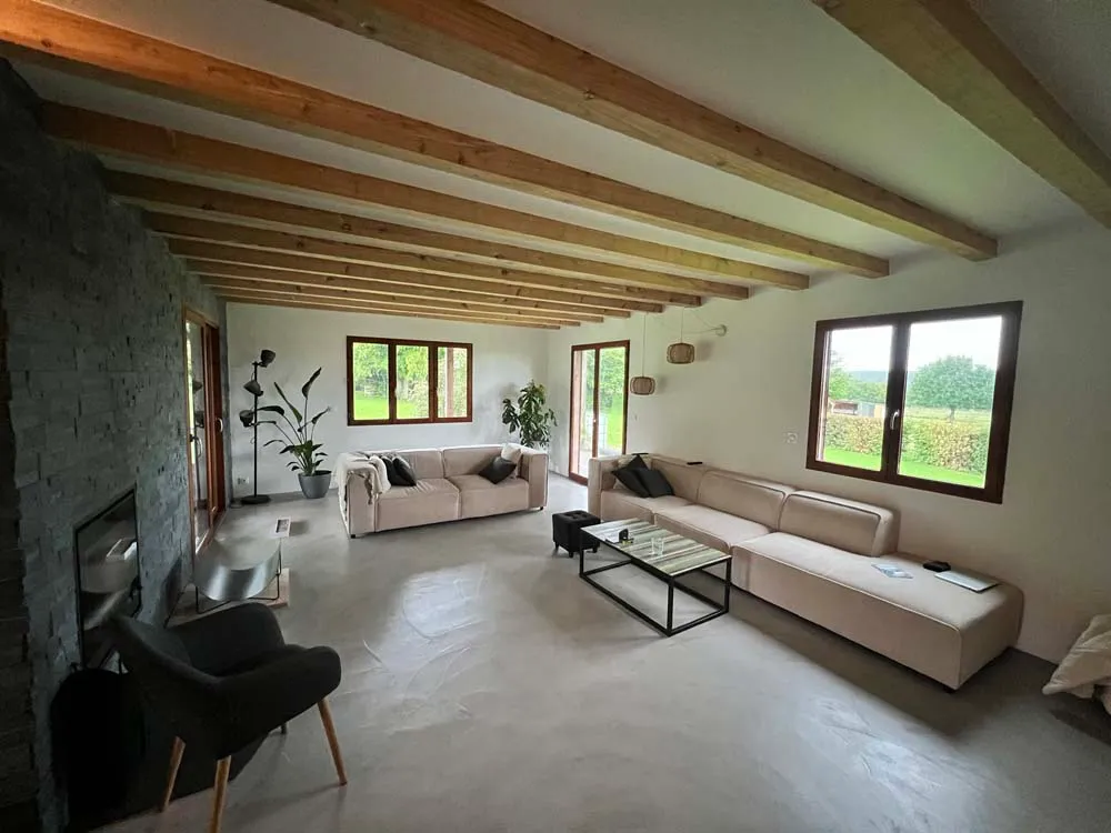 Rénovation d'un grand salon dans une maison lumineuse par Delamare Rénovation dans l'Eure et la Seine Maritime