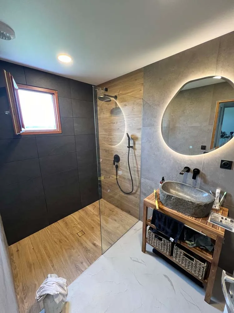 Salle de bain de rénové dans un style moderne et lumineux par Delamare Rénovation dans l'Eure et la Seine Maritime