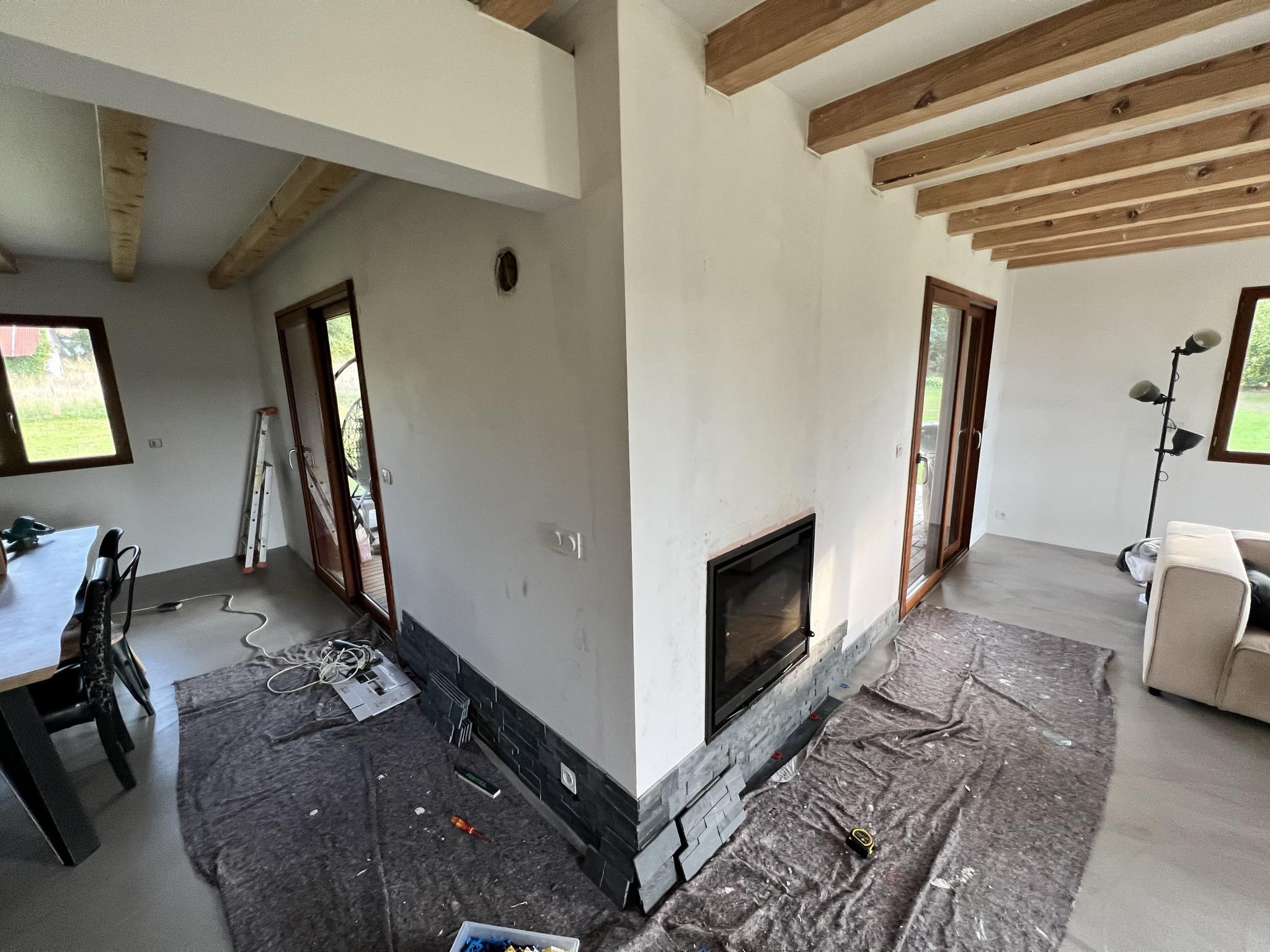 Peut être une image de hotte aspirante, foyer, porte coulissante et intérieur