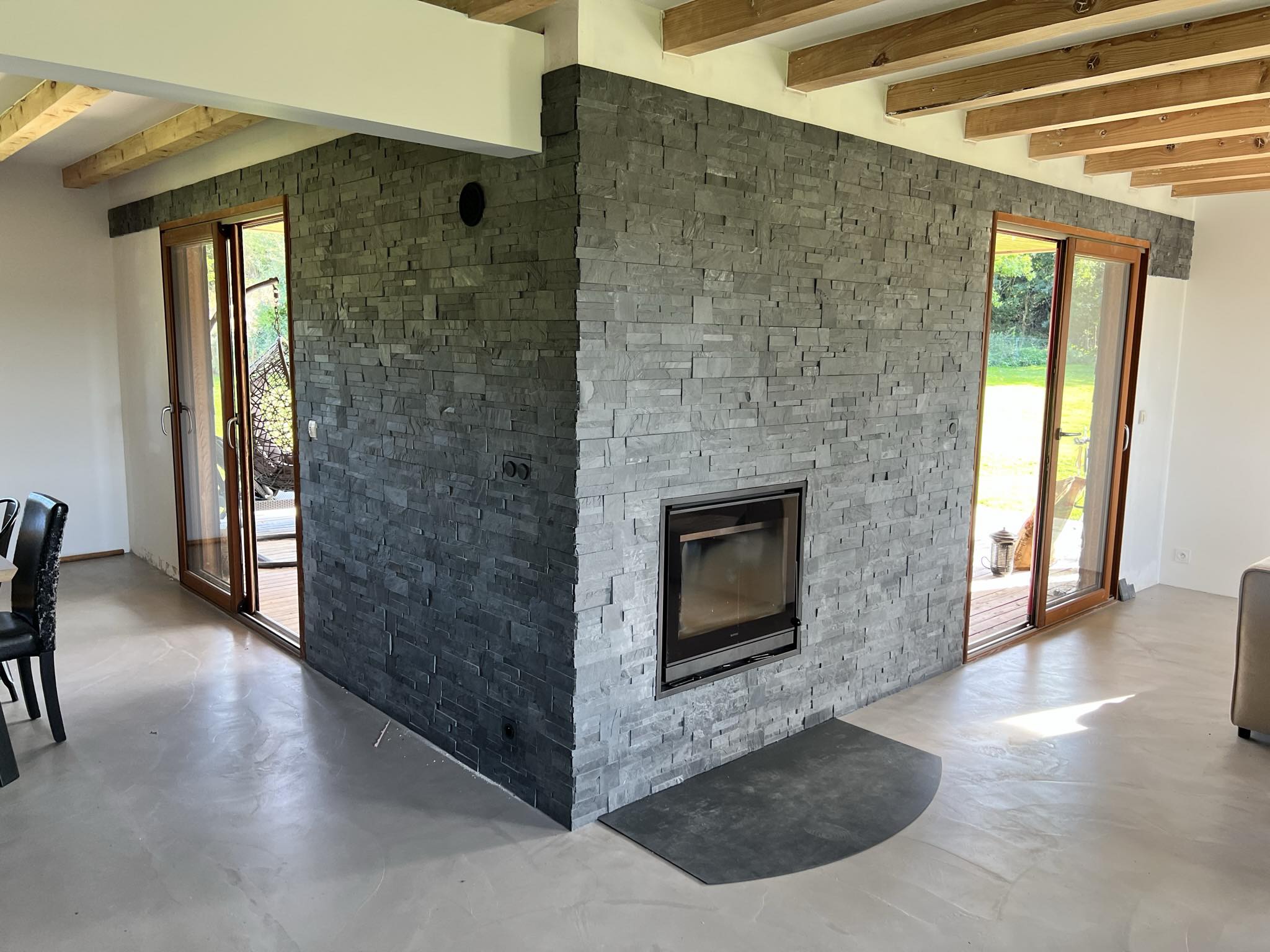 Peut être une image de hotte aspirante, foyer, intérieur et porte coulissante