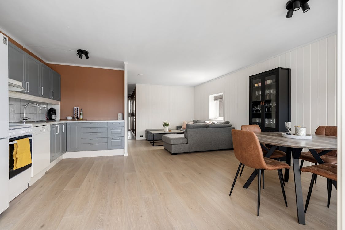 Modern open-plan kitchen and living room with luxury vinyl tile hard flooring — ideal setting for Karndean Da Vinci or Knight Tile LVT in Peterborough and Cambridgeshire homes