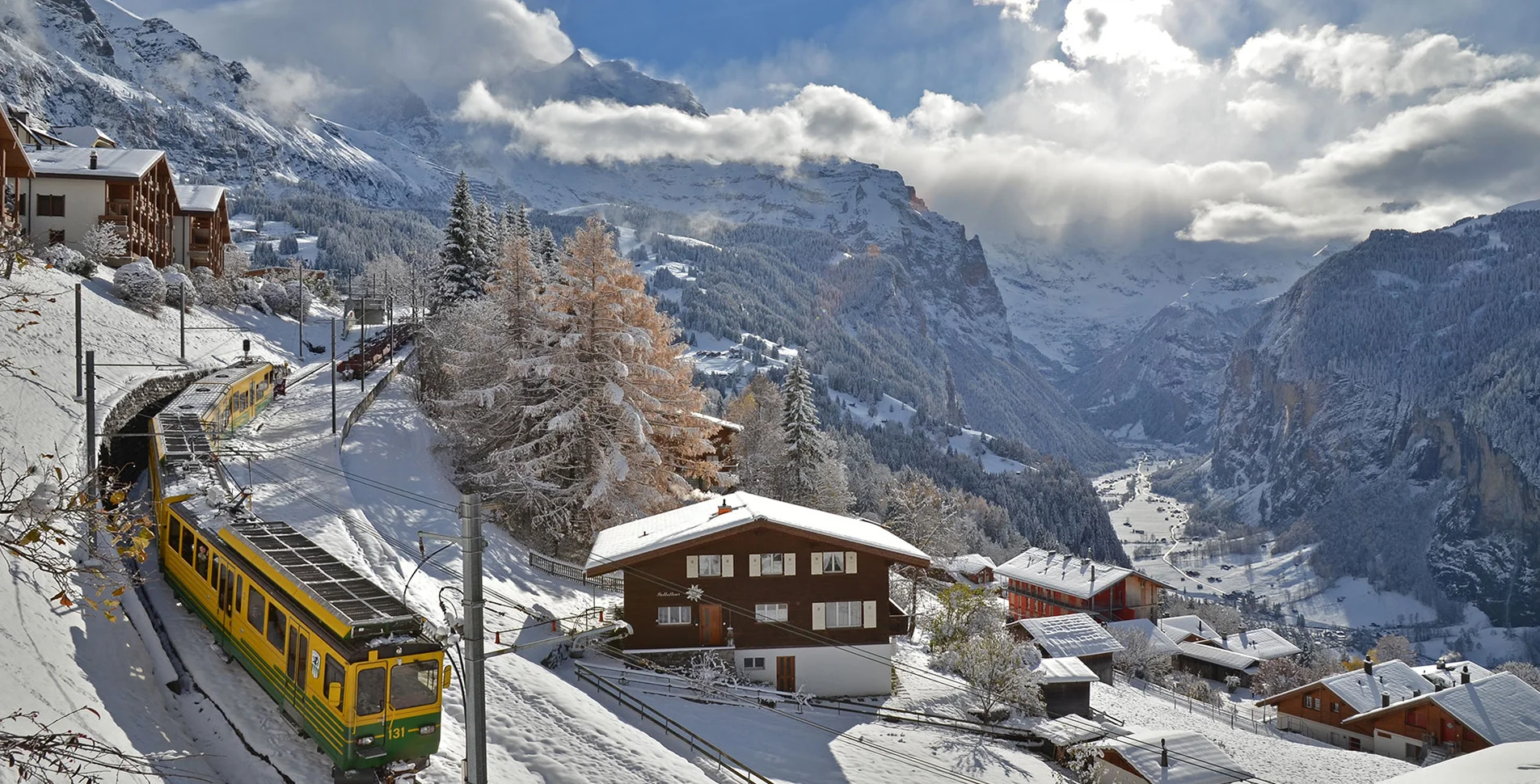 wengen en hiver, vue sur les montagnes et le train