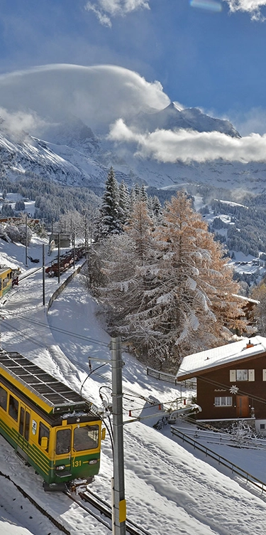 wengen en hiver, vue sur les montagnes et le train