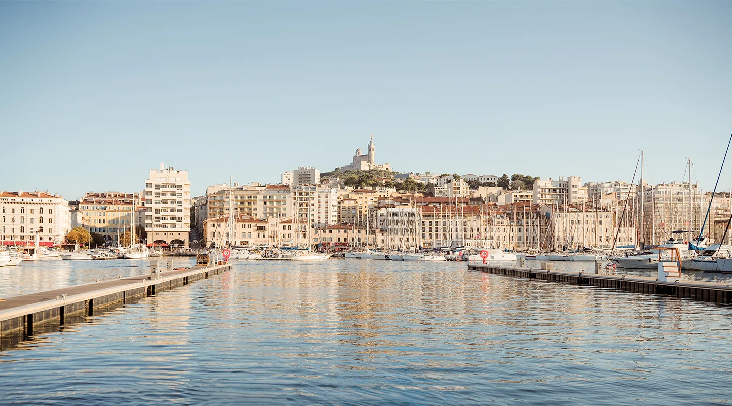 Vue sur le Vieux-Port de Marseille depuis l’Hôtel Soléo Prado.