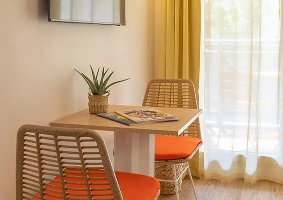 Soléo Prado, coin repas du studio 2 personnes à Marseille, espace pratique près des plages du Prado.