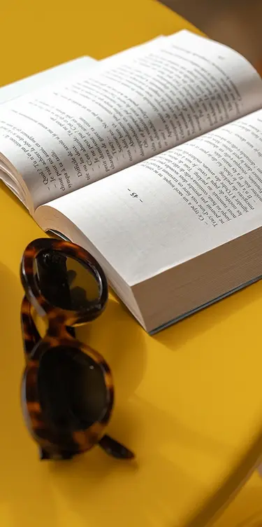 Soléo Prado, livre posé sur une table sur le balcon à Marseille, avec vue sur le quartier Prado.