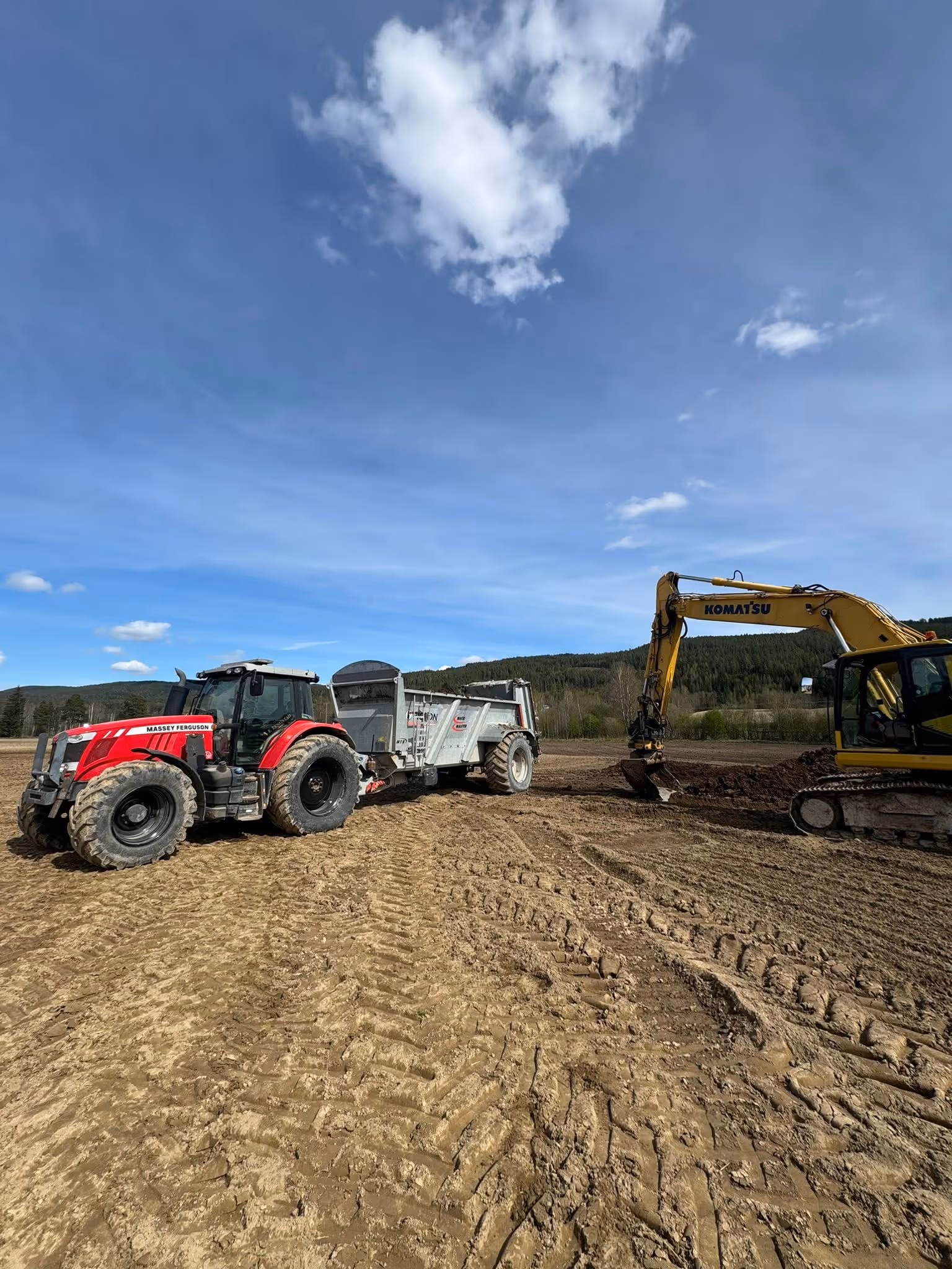 Kombinert nydyrking og grøfting utført med gravemaskin og traktor i Odalen.