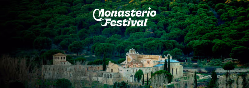 Vista del monasterio rodeado de un bosque frondoso con el texto 'Monasterio Festival' en la parte superior.