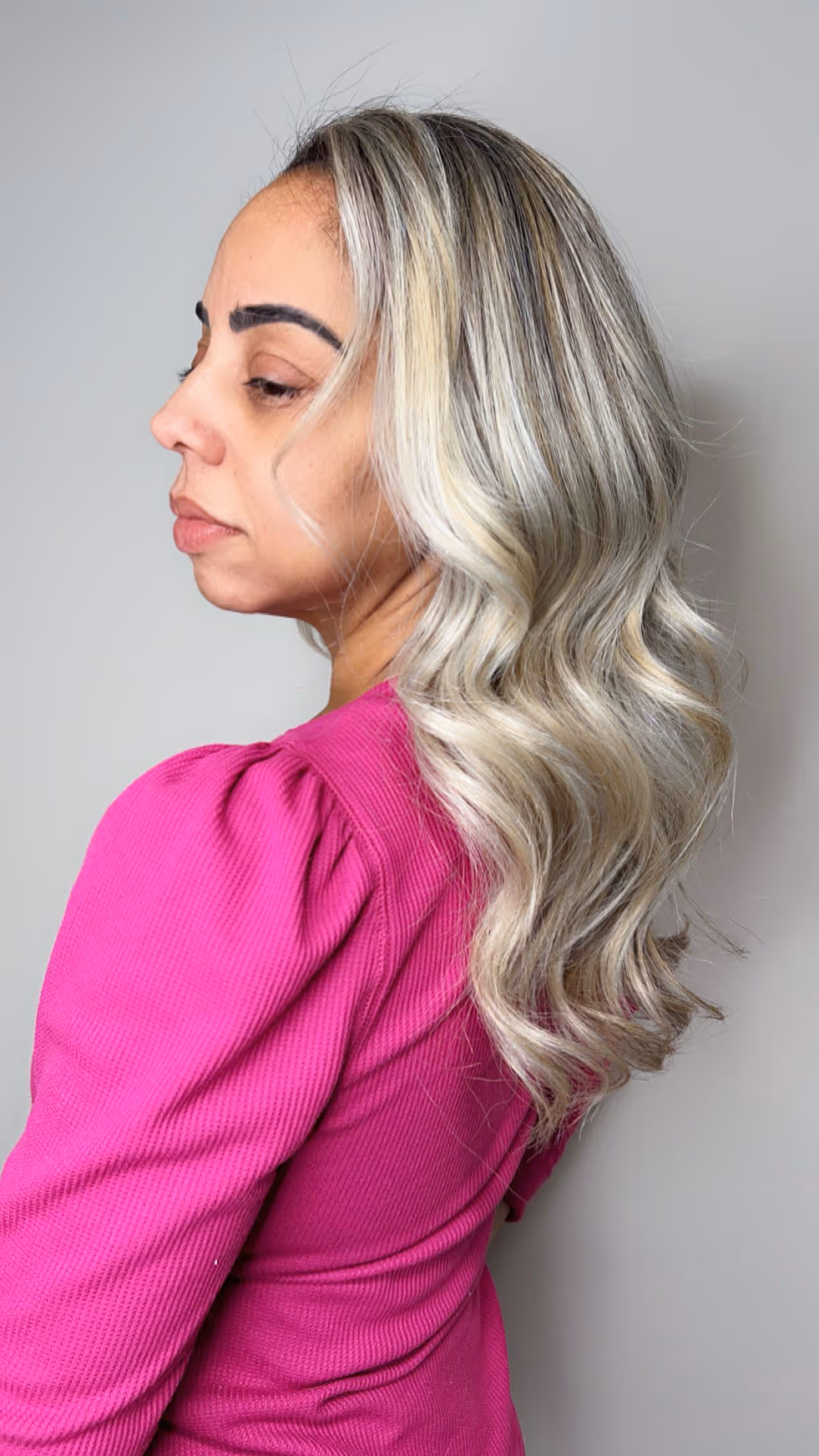 Imagen de perfil de una clienta con un Balayage Dimensional en Tonos Crema aplicado