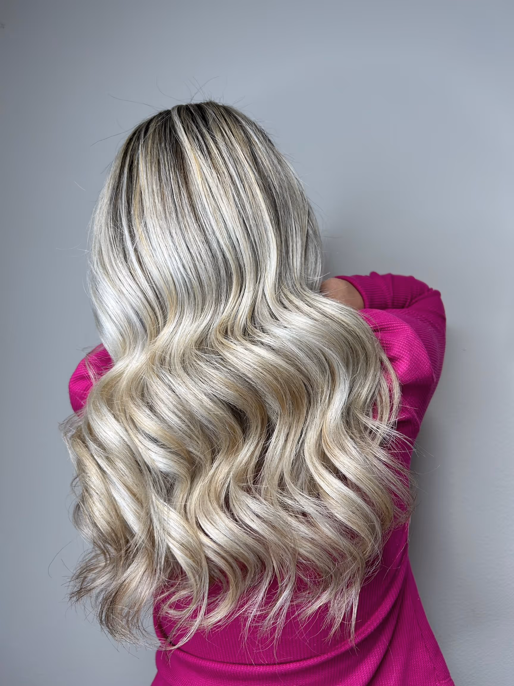 Imagen del cabello de una clienta con un Balayage Dimensional en Tonos Crema aplicado