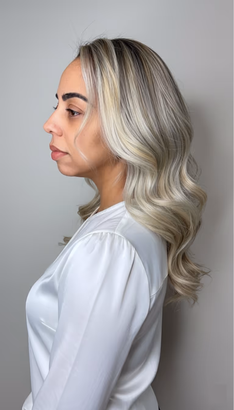 Imagen de perfil de una clienta con un Balayage Dimensional en Tonos Crema aplicado