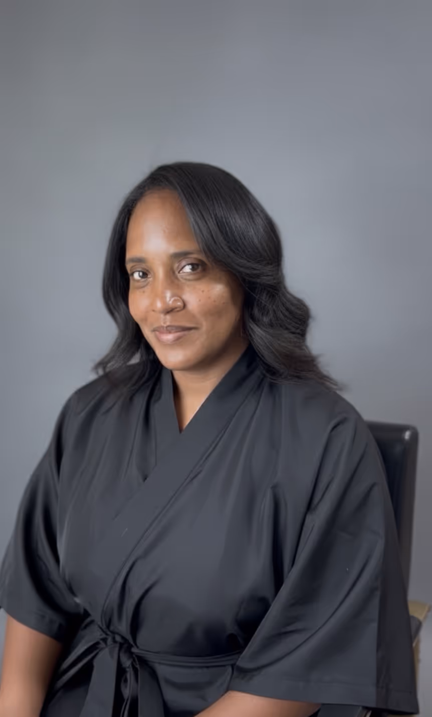 Imagen de perfil de una clienta con un Balayage Full Blonde Radiante aplicado