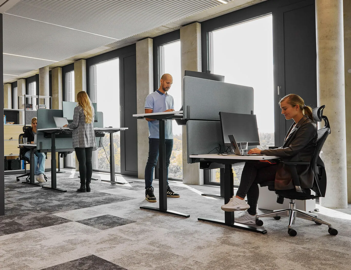 Een open office met standing en sitting desks.
