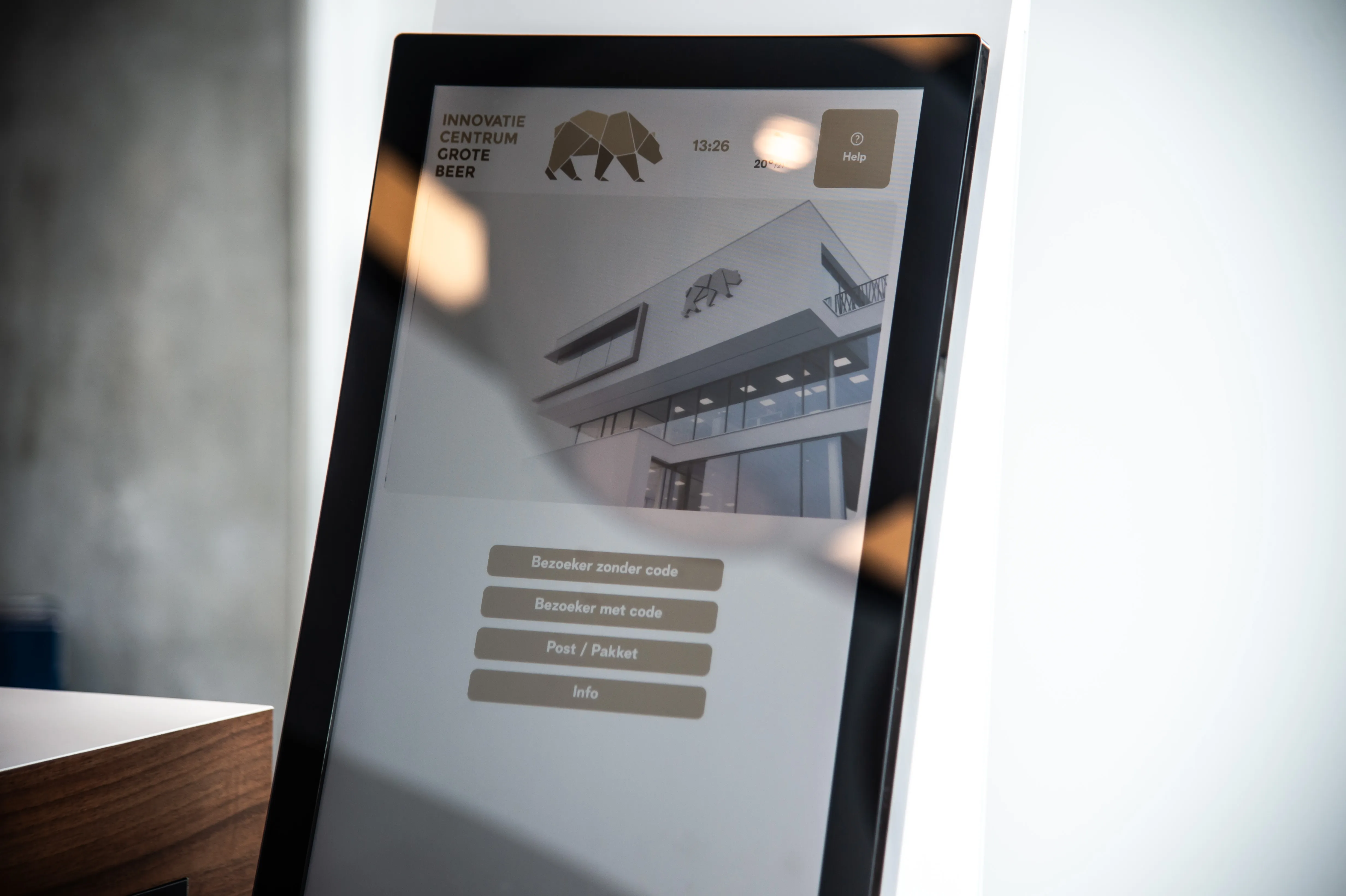 Aanraakscherm voor bezoekersregistratie met opties: Bezoeker zonder code, Bezoeker met code, Post / Pakket en Info bij Innovatie Centrum Grote Beer.