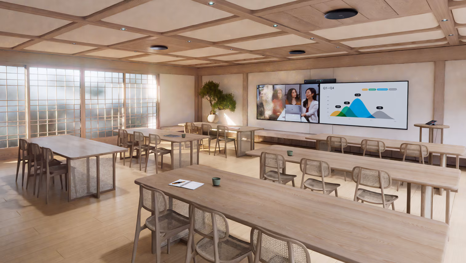 Modern lichte vergaderruimte met houten tafels en stoelen, een grote schermwand met videovergadering en grafiek, en grote ramen met roedes.