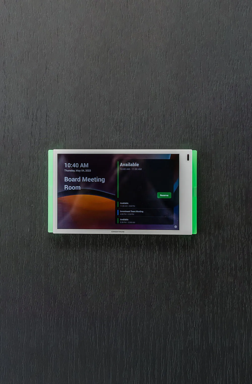 Digitaal reserveringspaneel voor vergaderruimte met tijd en beschikbaarheid, bevestigt dat de Board Meeting Room beschikbaar is.