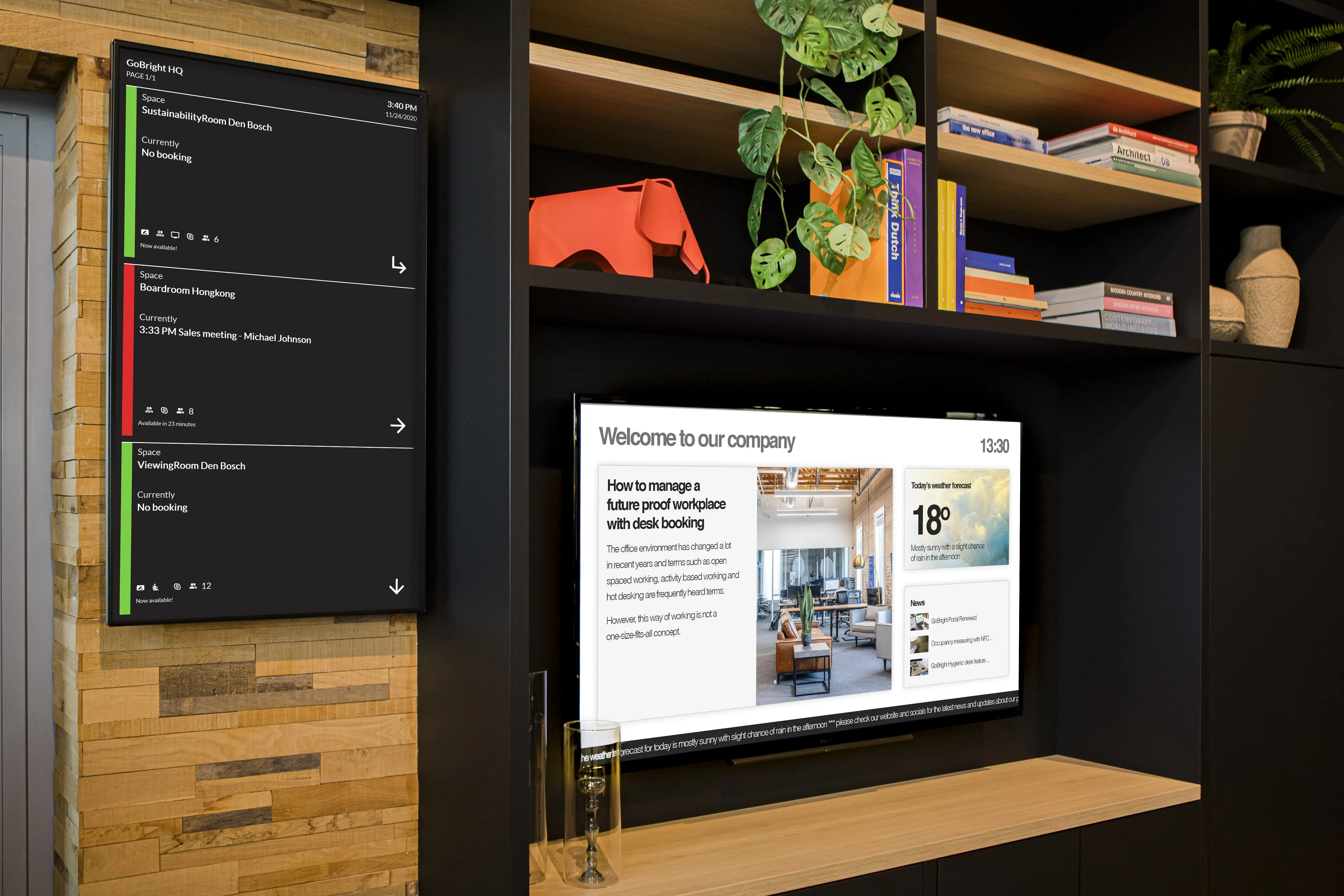 Digitale beeldschermen in een kantoorruimte tonen zaalreserveringen en bedrijfsinformatie met boekenplanken en planten ernaast.