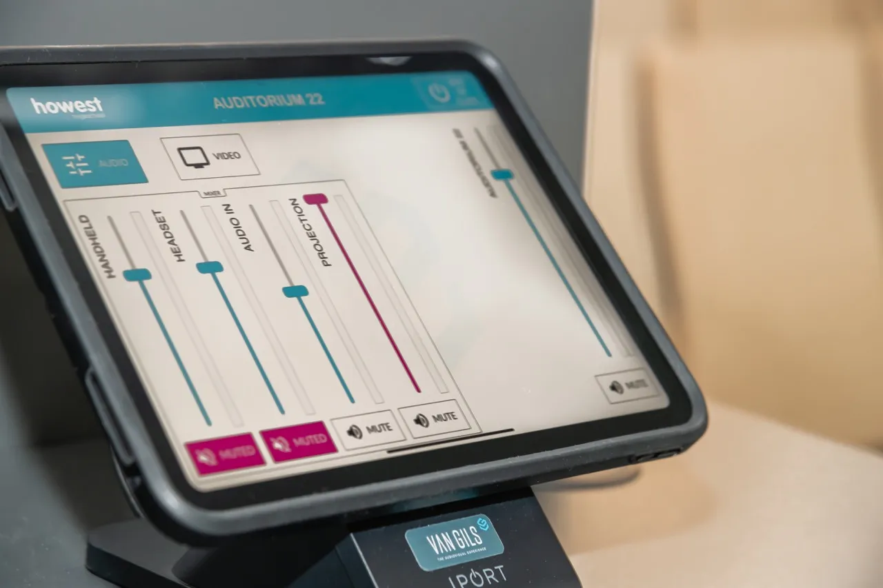 Een bedieningspaneel met schuifregelaars voor audio-instellingen in verschillende zones.