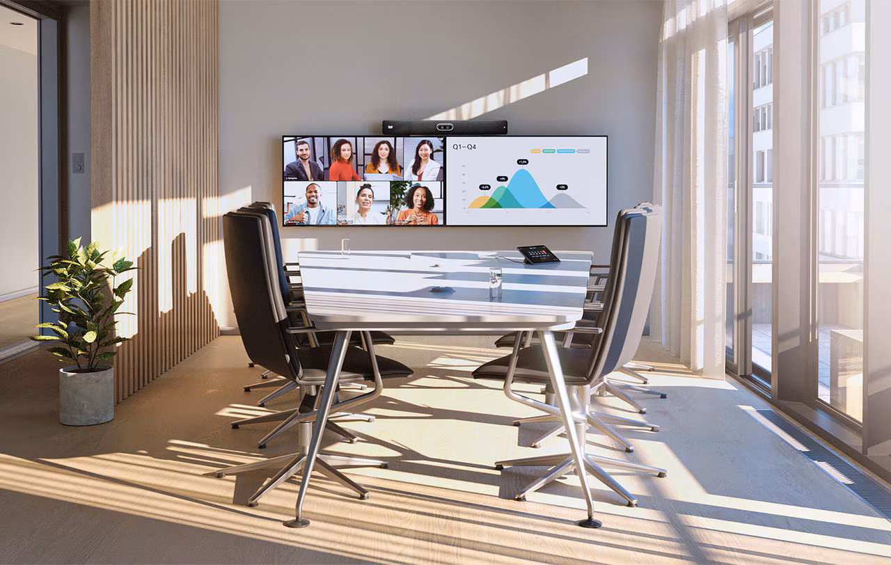 Helder verlichte moderne vergaderruimte met witte tafel, zwarte stoelen en een scherm met videoconferentie en grafiek.