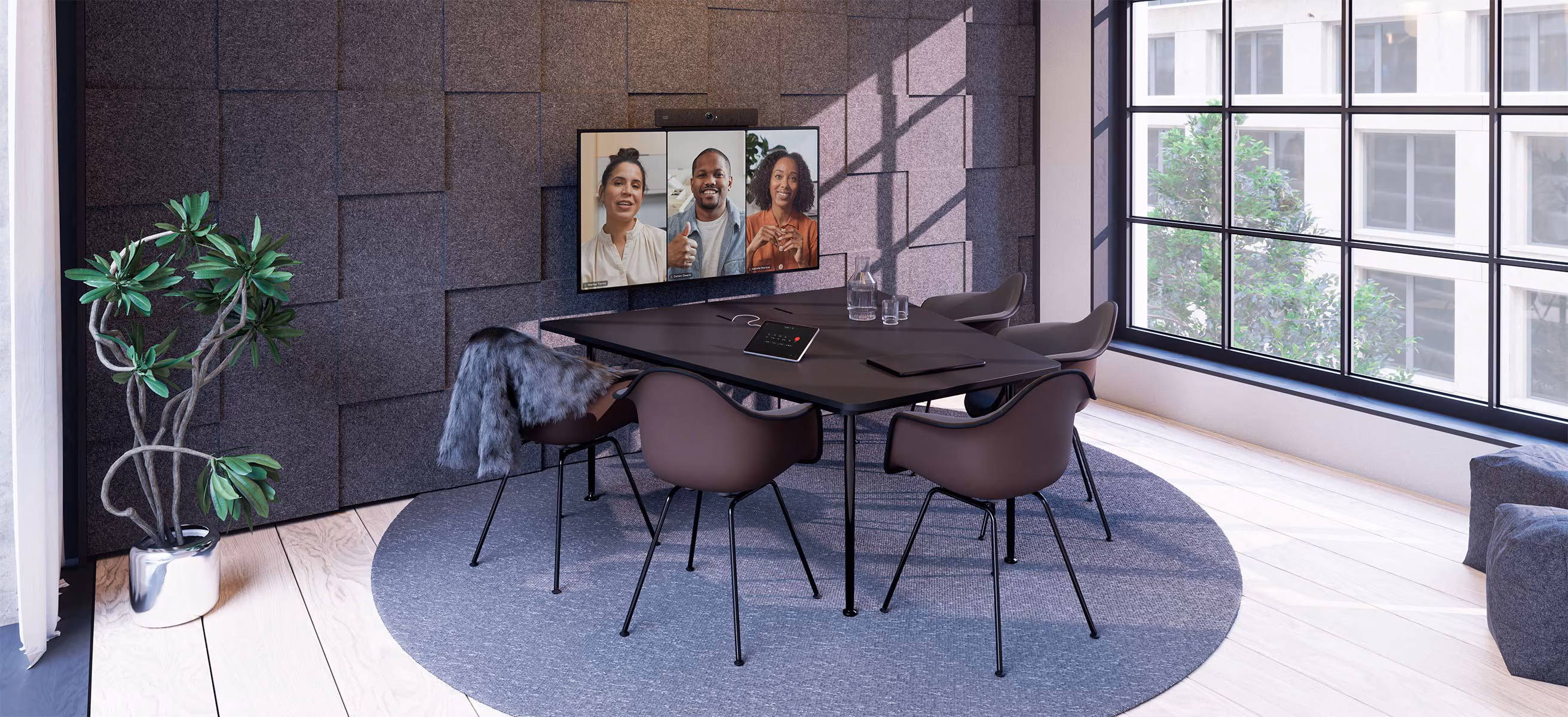 Moderne kleine vergaderruimte met een vierkante tafel, vier stoelen, grote raamwand en een scherm voor videoconferenties met drie deelnemende mensen.
