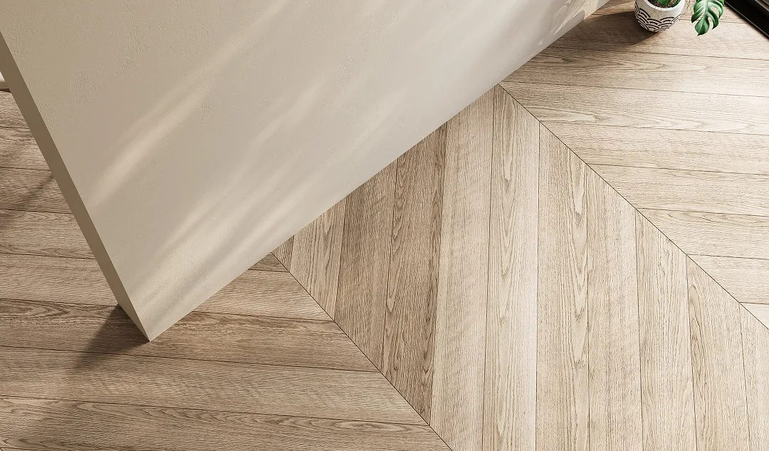 Nahaufnahme von einem Holzfußboden mit diagonal verlegten hellen Holzdielen und Schatten an der Wand im Licht.