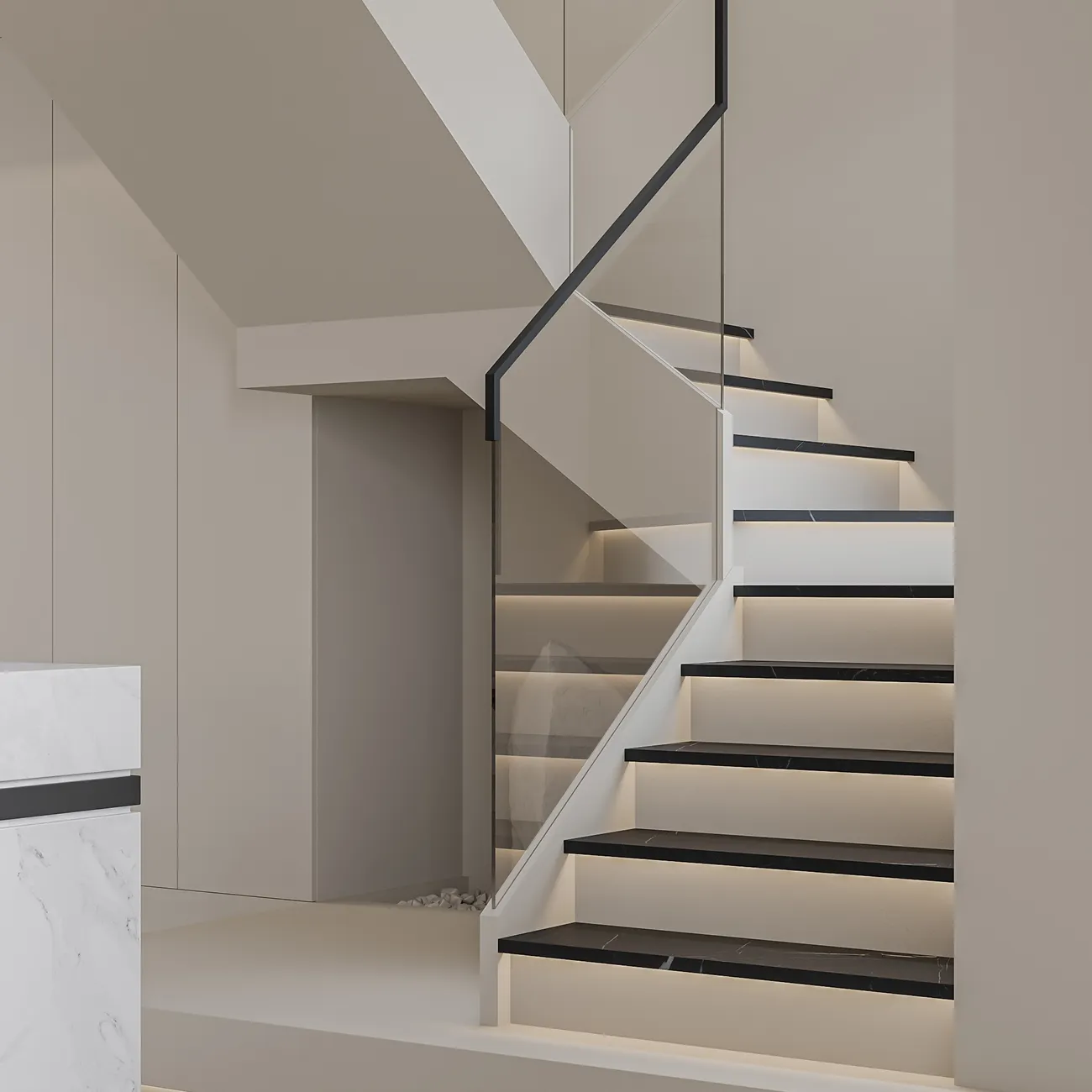 Moderne Innentreppe mit schwarzen Stufen, indirekter Beleuchtung und Glasgeländer in einem hellen Raum.