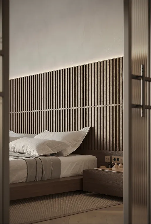Modernes Schlafzimmer mit Holzpaneel-Kopfteil, weißer Bettwäsche und Nachttisch mit Kerzen.