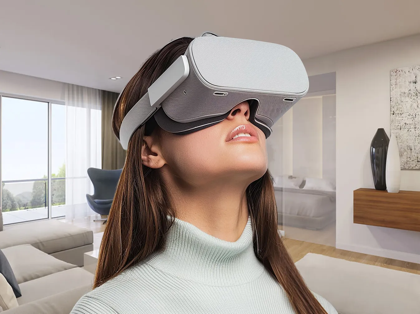 Frau mit langem braunem Haar trägt eine graue Virtual-Reality-Brille in einem modernen Wohnzimmer.
