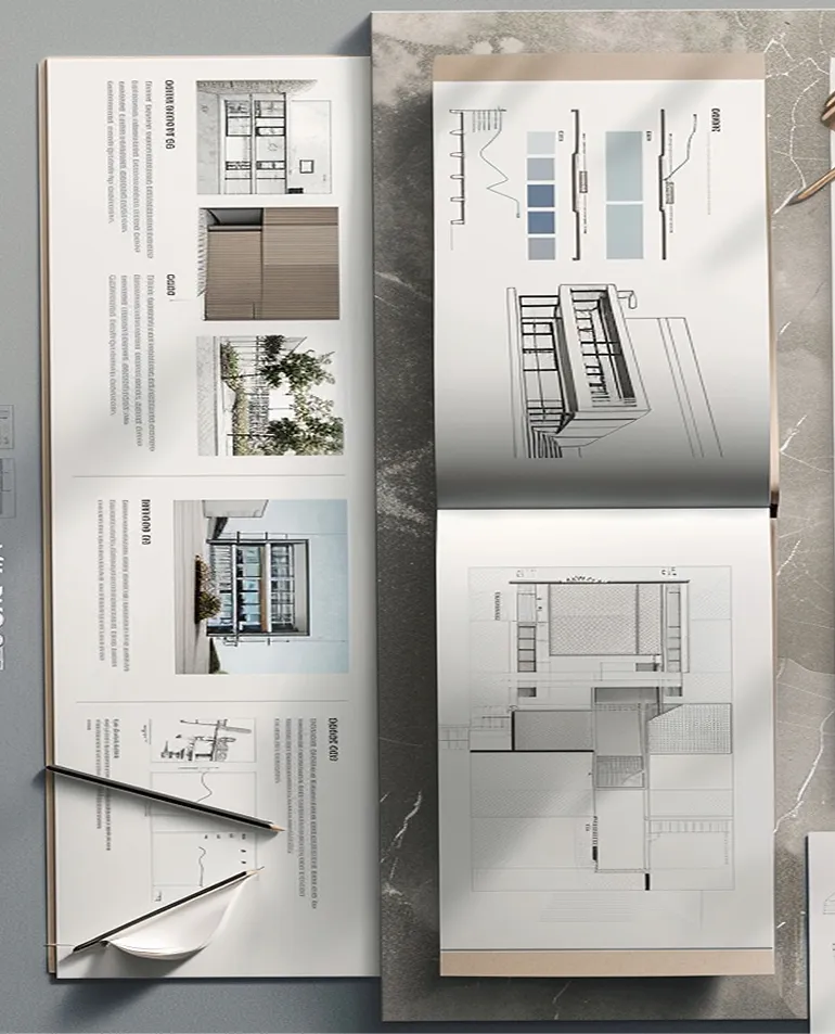 Offene Architekturstudie mit Zeichnungen, Skizzen und Farbschemata auf geöffneten Designbüchern, daneben Stifte und eine Linie auf einer grauen Oberfläche.