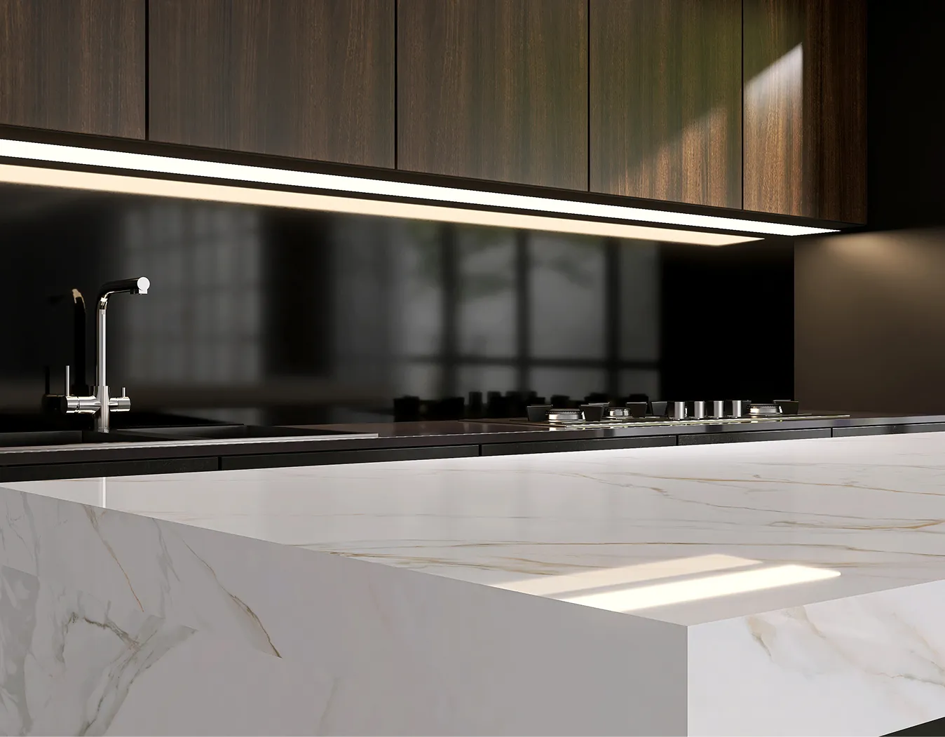 Moderne Küche mit weißer Marmor-Arbeitsplatte, dunklem Wasserhahn, schwarzer Glasrückwand und holzfarbenen Oberschränken.