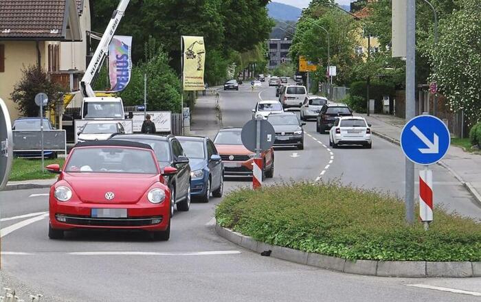 Auto an Auto: Blick auf die Reschstraße