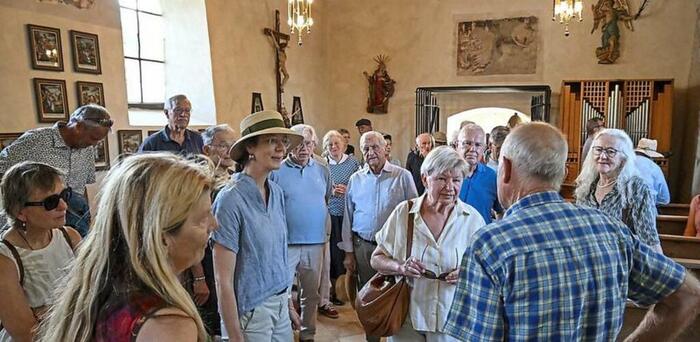 Groß ist das Interesse der Exkursionsteilnehmer um Archäologin Andrea Pirson (mit Hut) am Inneren der St. Mauritius-Kapelle in Riedhausen. © Barbara Jungwirth