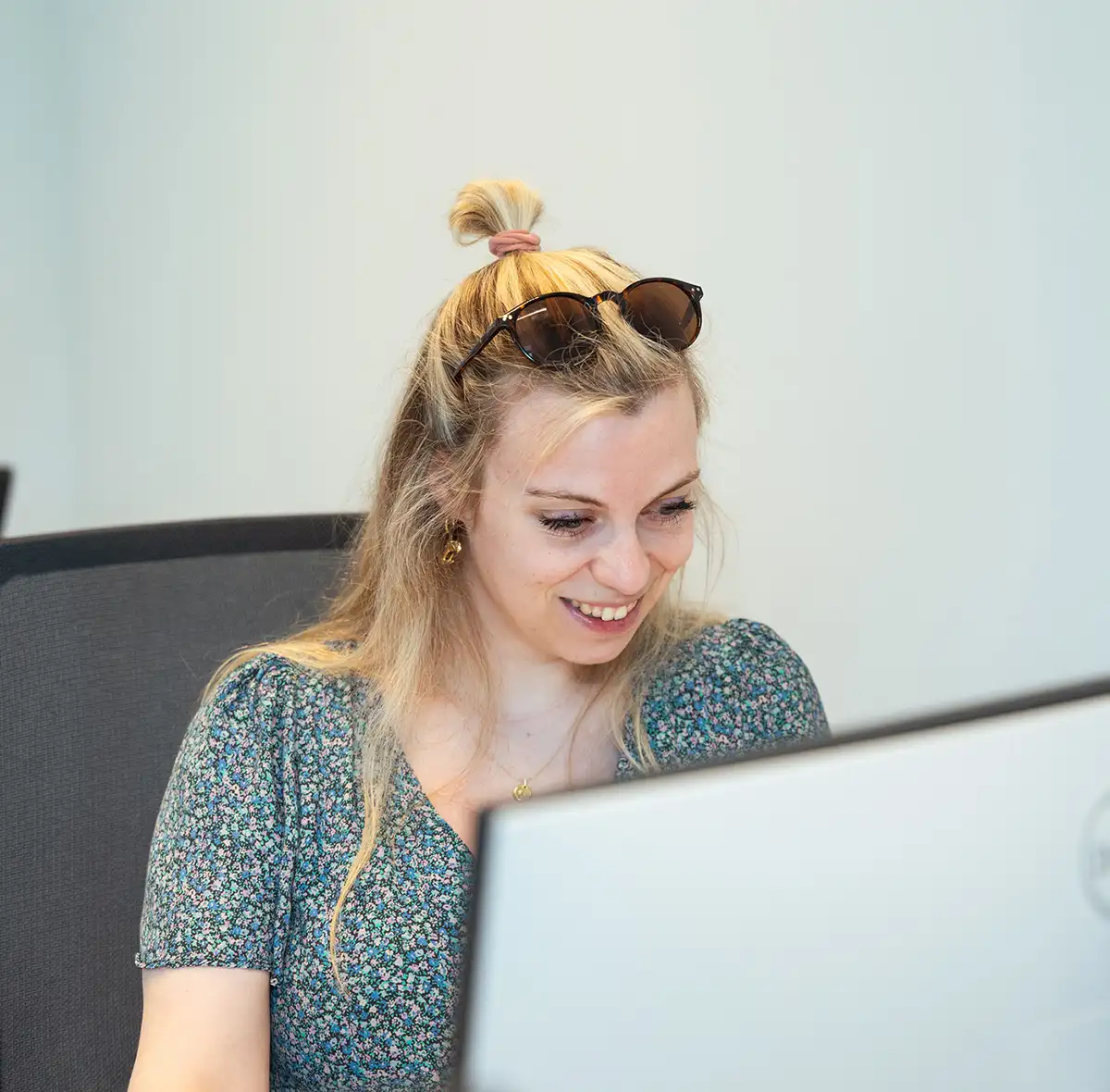 Photo taking in the office of Fien, copywriter at Unmute You.