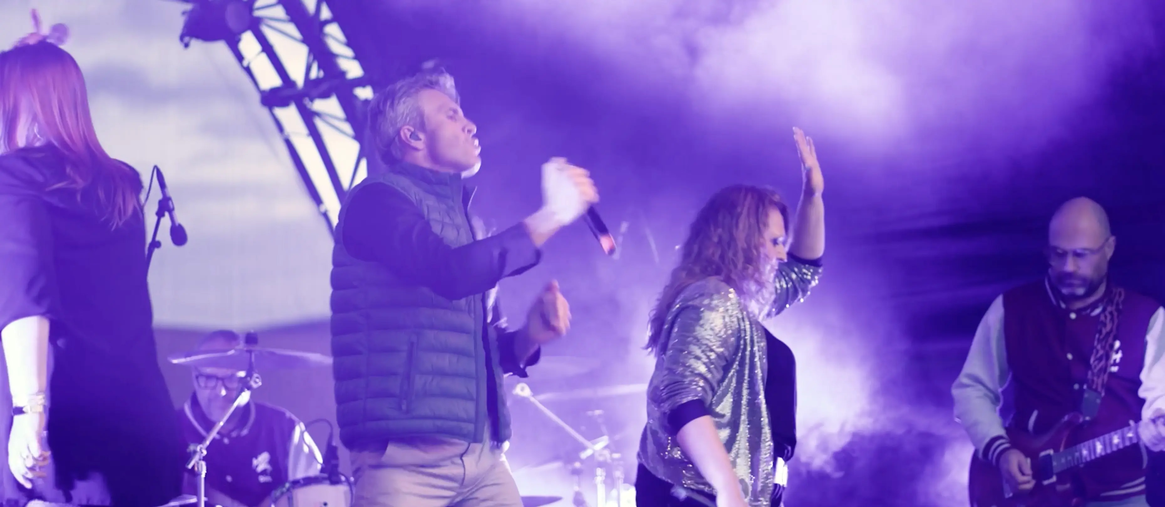 Photo taken during the Kassa 33A event of the band platying on stage.