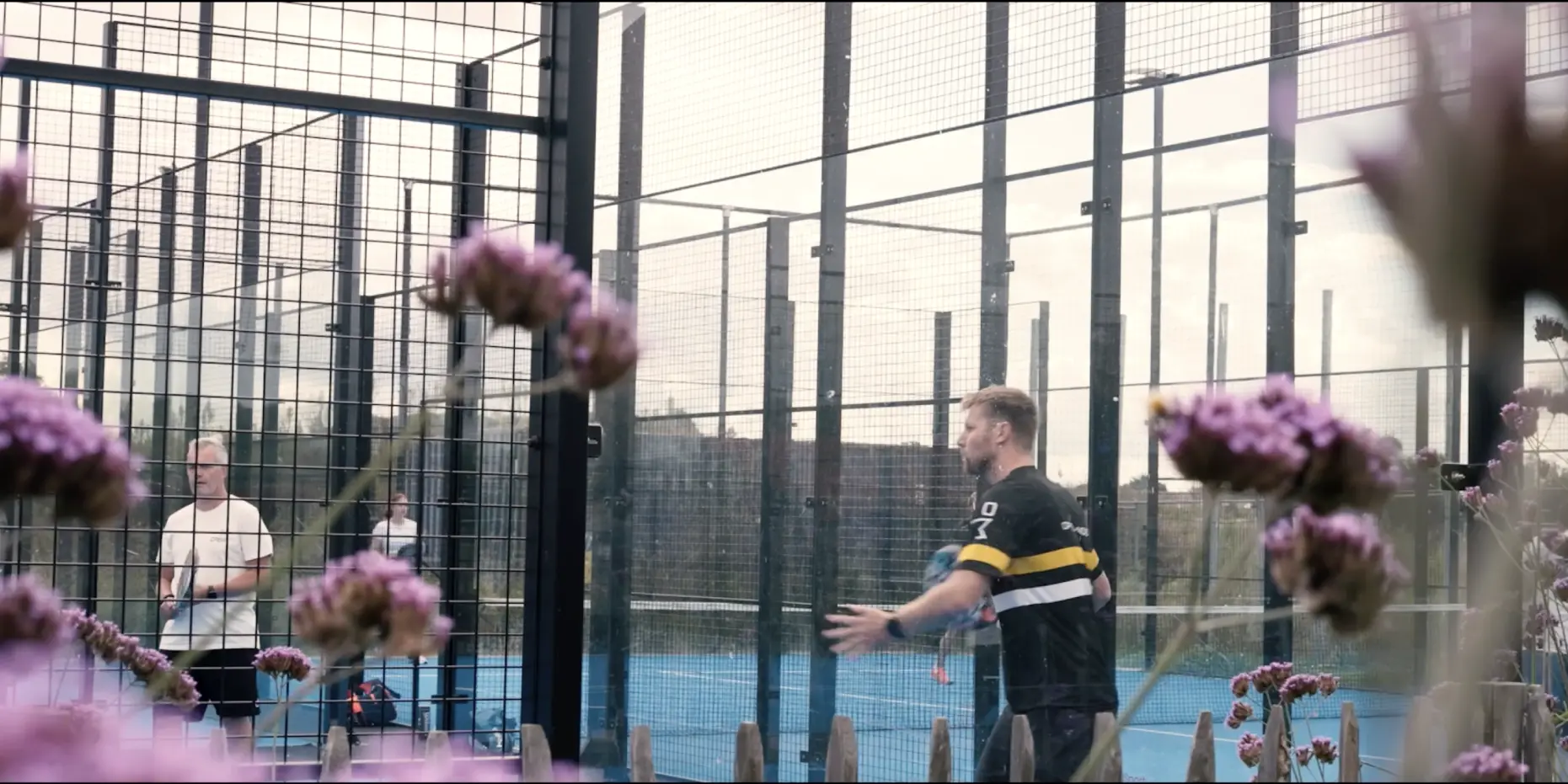 Photo taken during the Kassa 33A event of some colleagues playing padel.