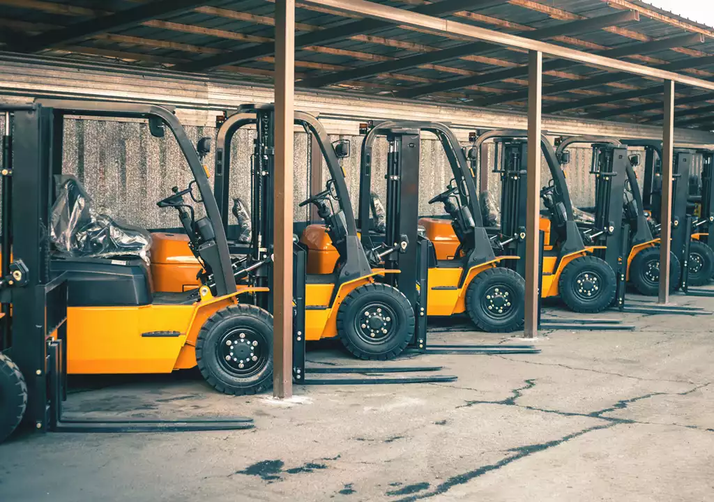 forklift rental on construction site in Dubai