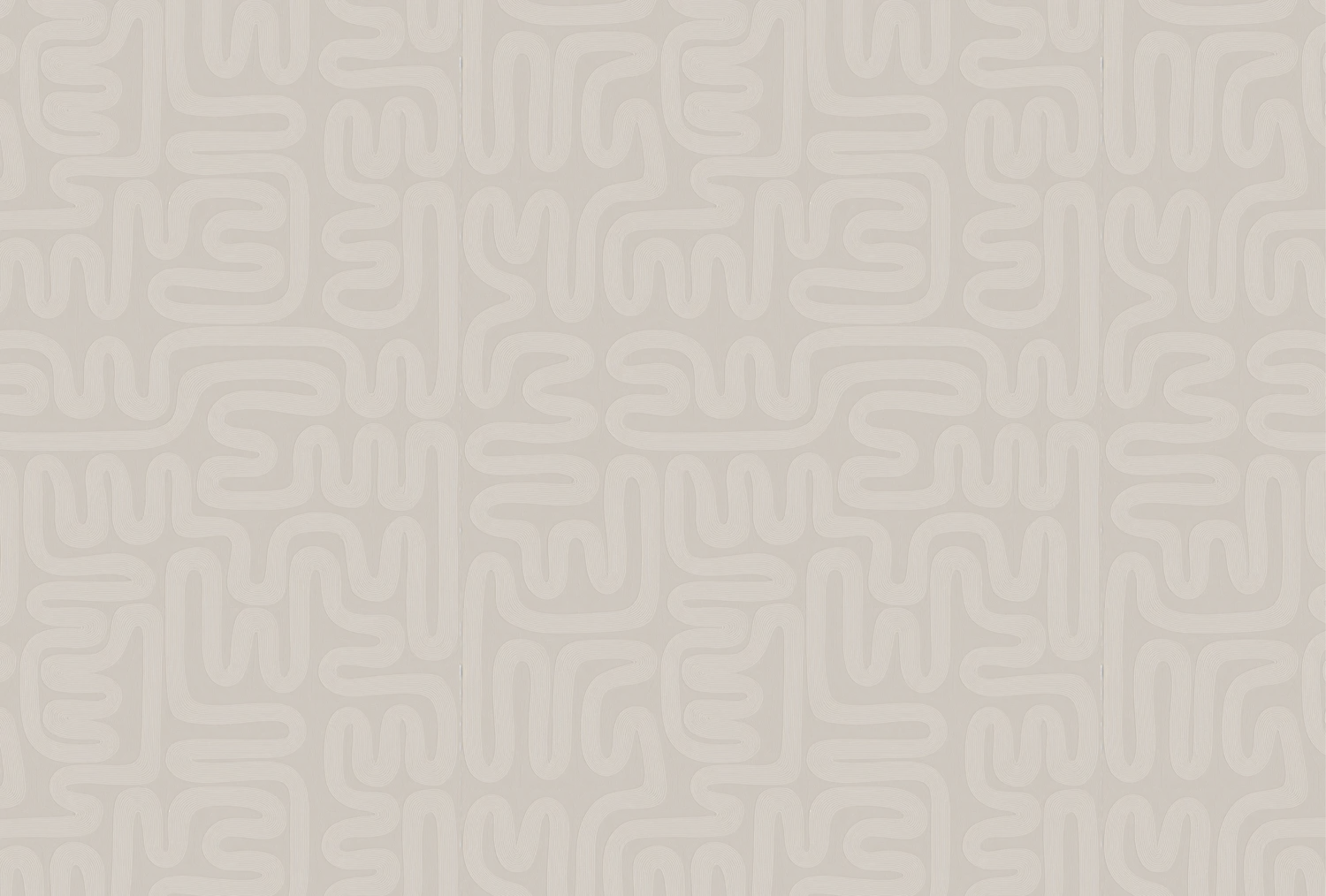 Bruine wandbekleding met een abstract patroon van vloeiende lijnen en vormen.