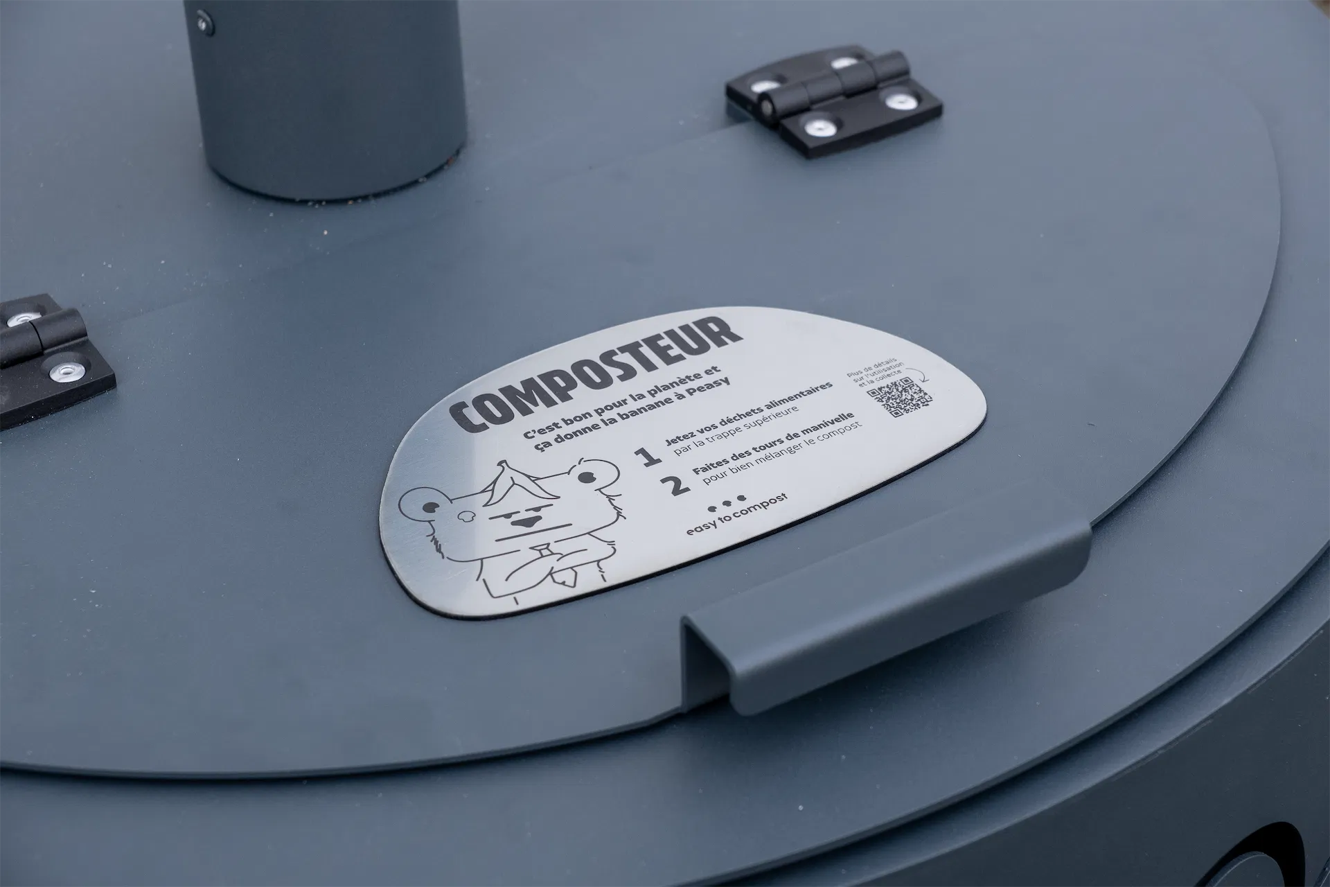 Plaque de signalétique qui explique le fonctionnement du composteur