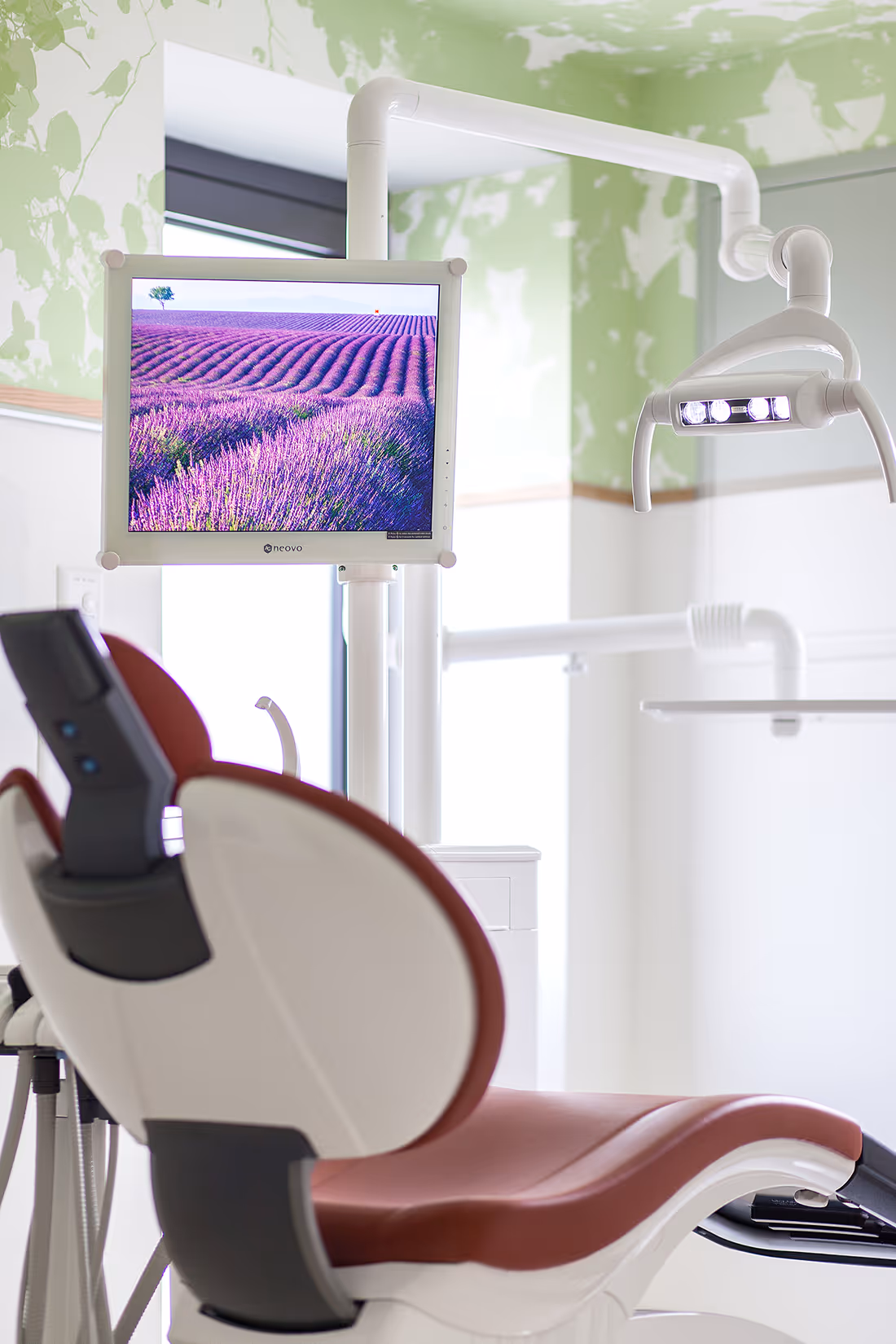 Heller Behandlungsraum Zahnarztpraxis Dental Club.