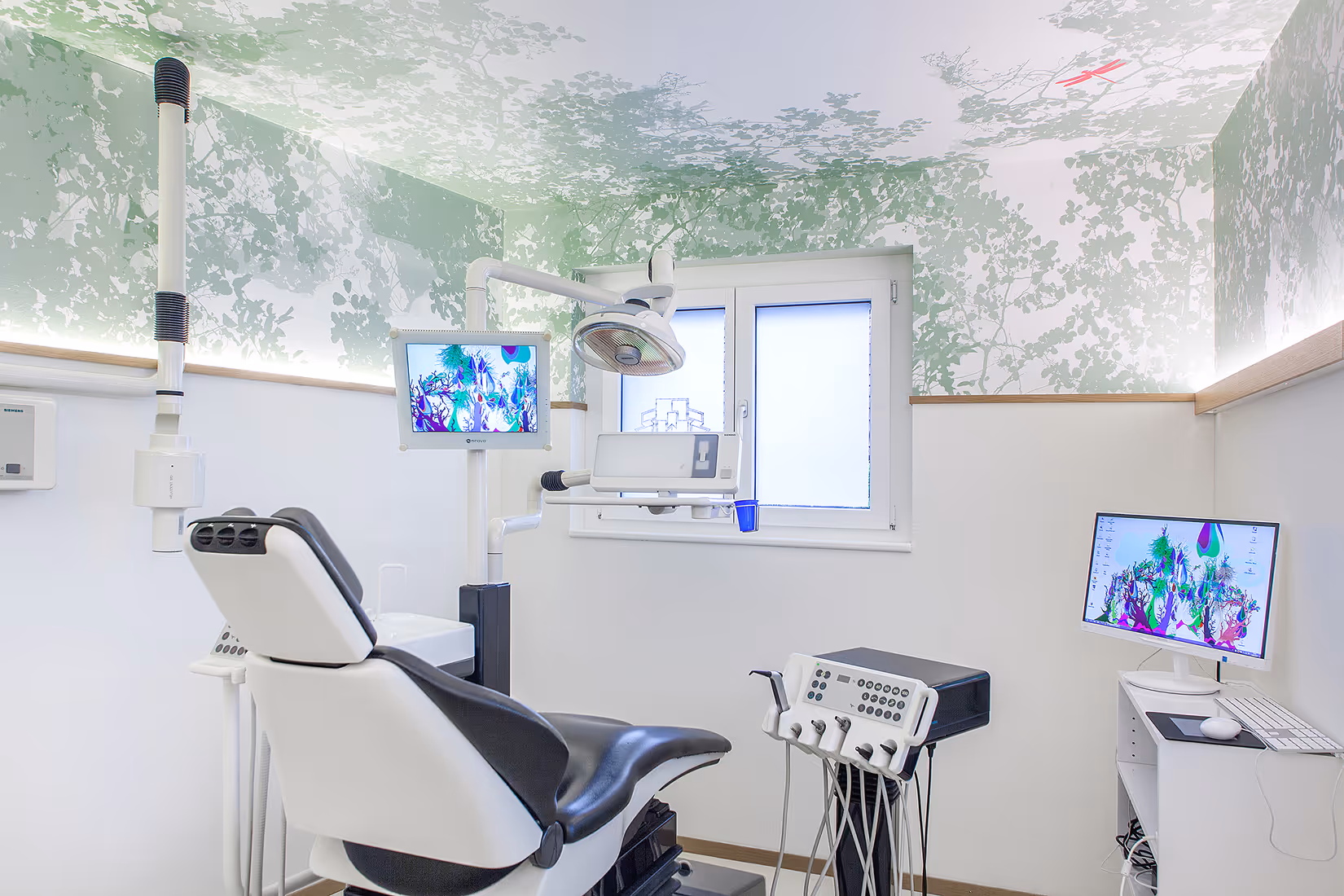 Heller Behandlungsraum Zahnarztpraxis Dental Club.