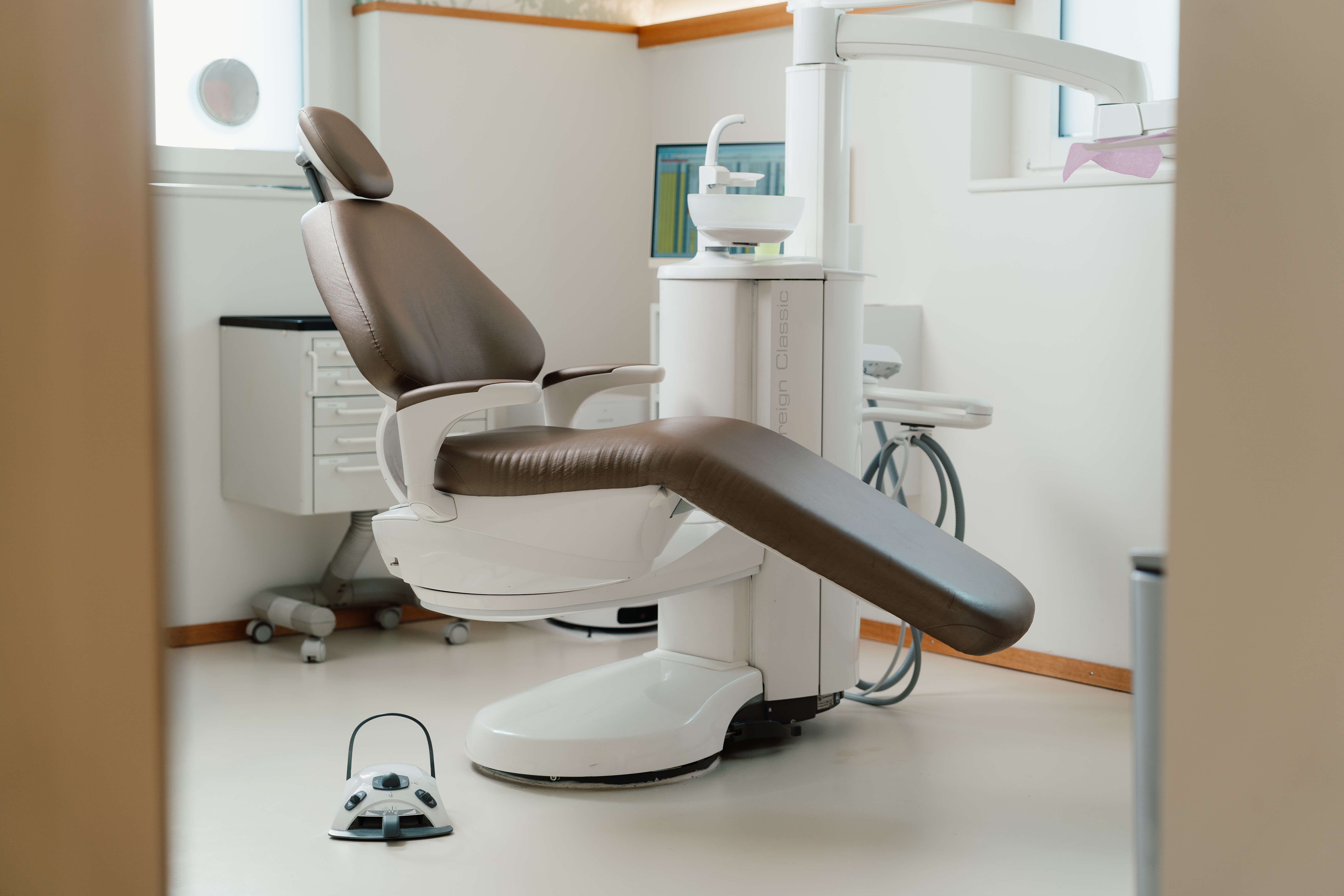 Behandlungszimmer mit modernem Patientenstuhl und Monitor im Dental Club.