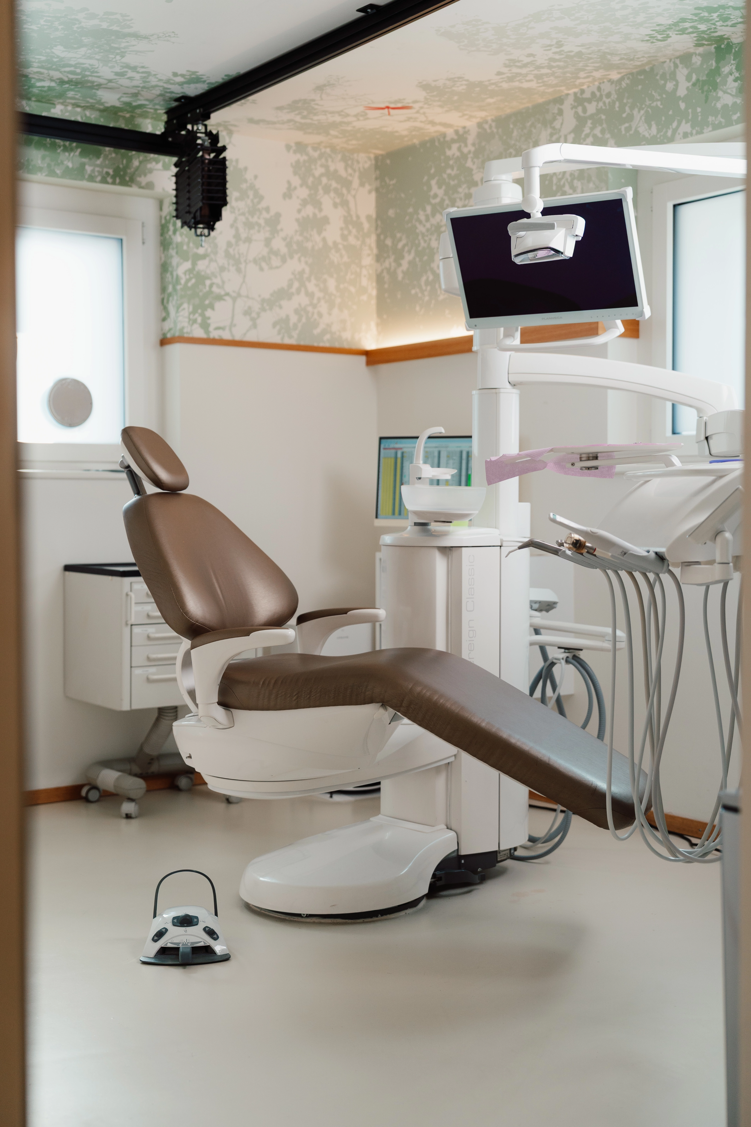 Nahaufnahme eines ergonomischen Zahnarztstuhls in der Praxis Dental Club Steinhausen.