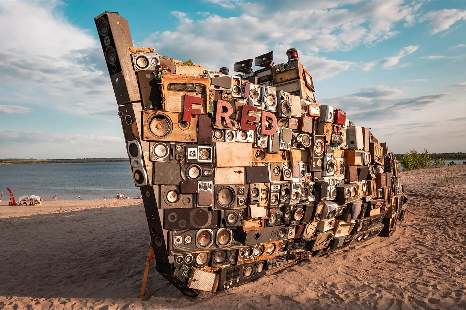 Der Bug eines Schiffes aus alten Lautsprechern.