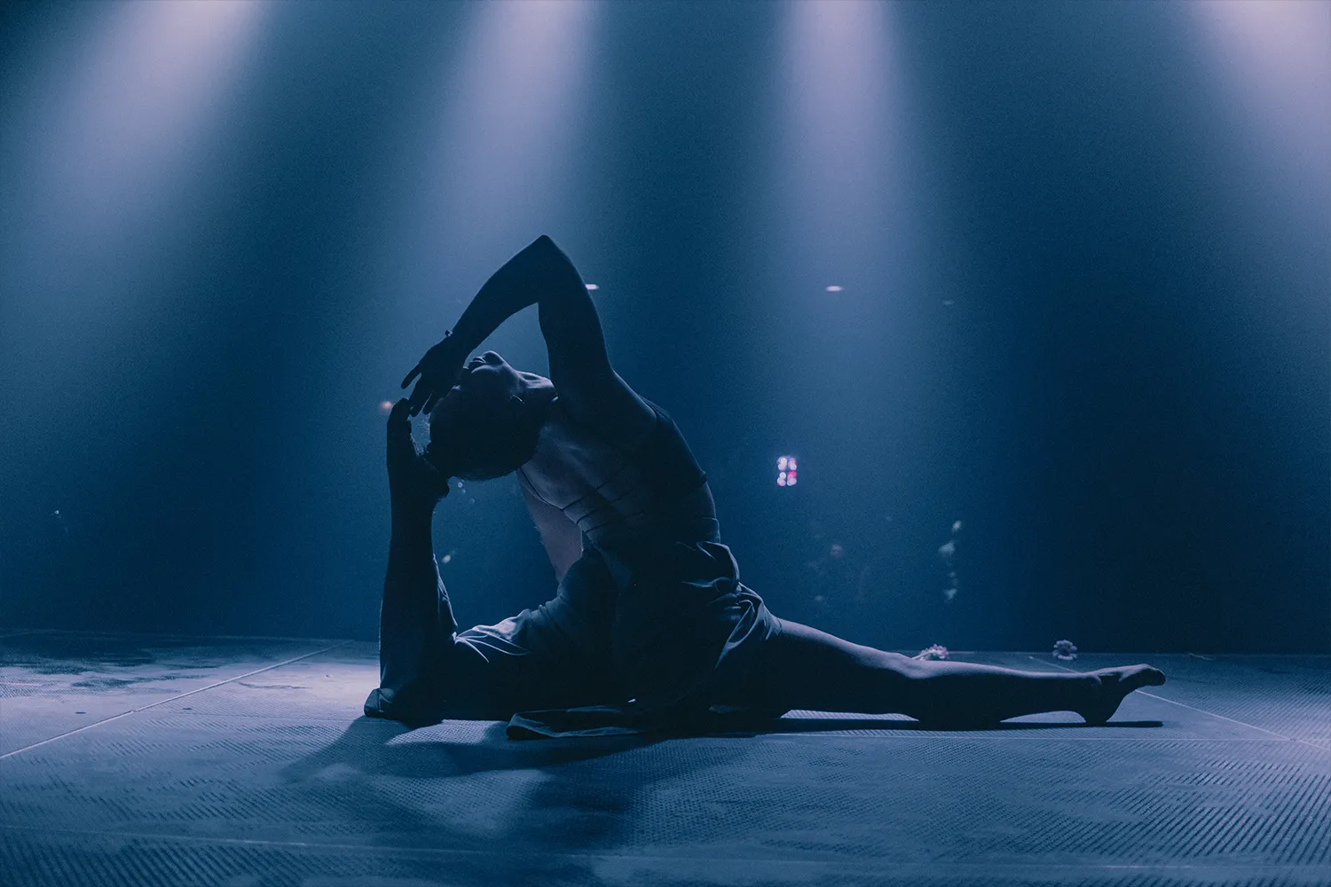 Eine Tänzerin beim Spagat.