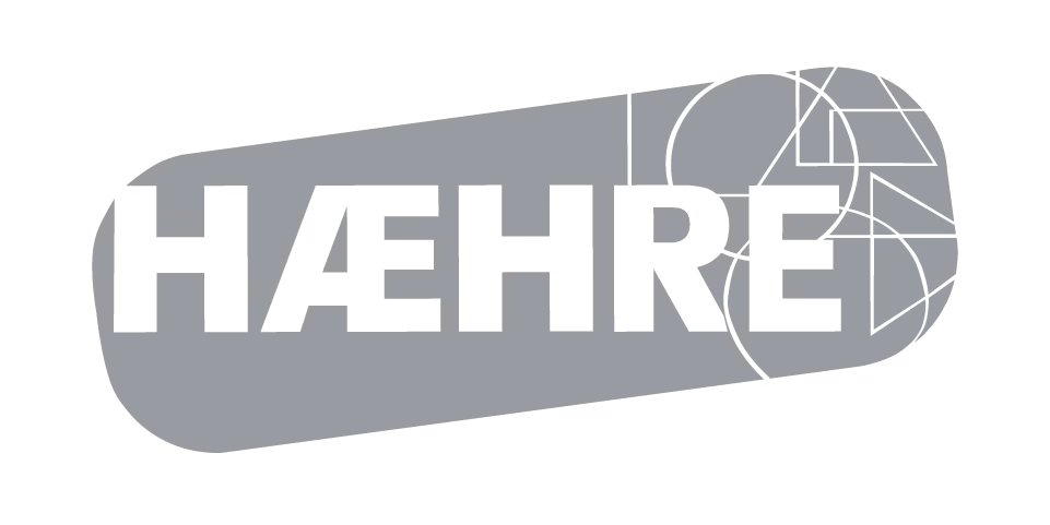 Grå abstrakt logo med teksten HÆHRE og geometriske figurer til høyre.