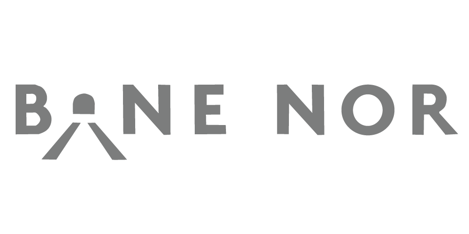 Logo med teksten BANE NOR hvor bokstaven A er stilisert som et jernbanespor med en tunnelinngang.