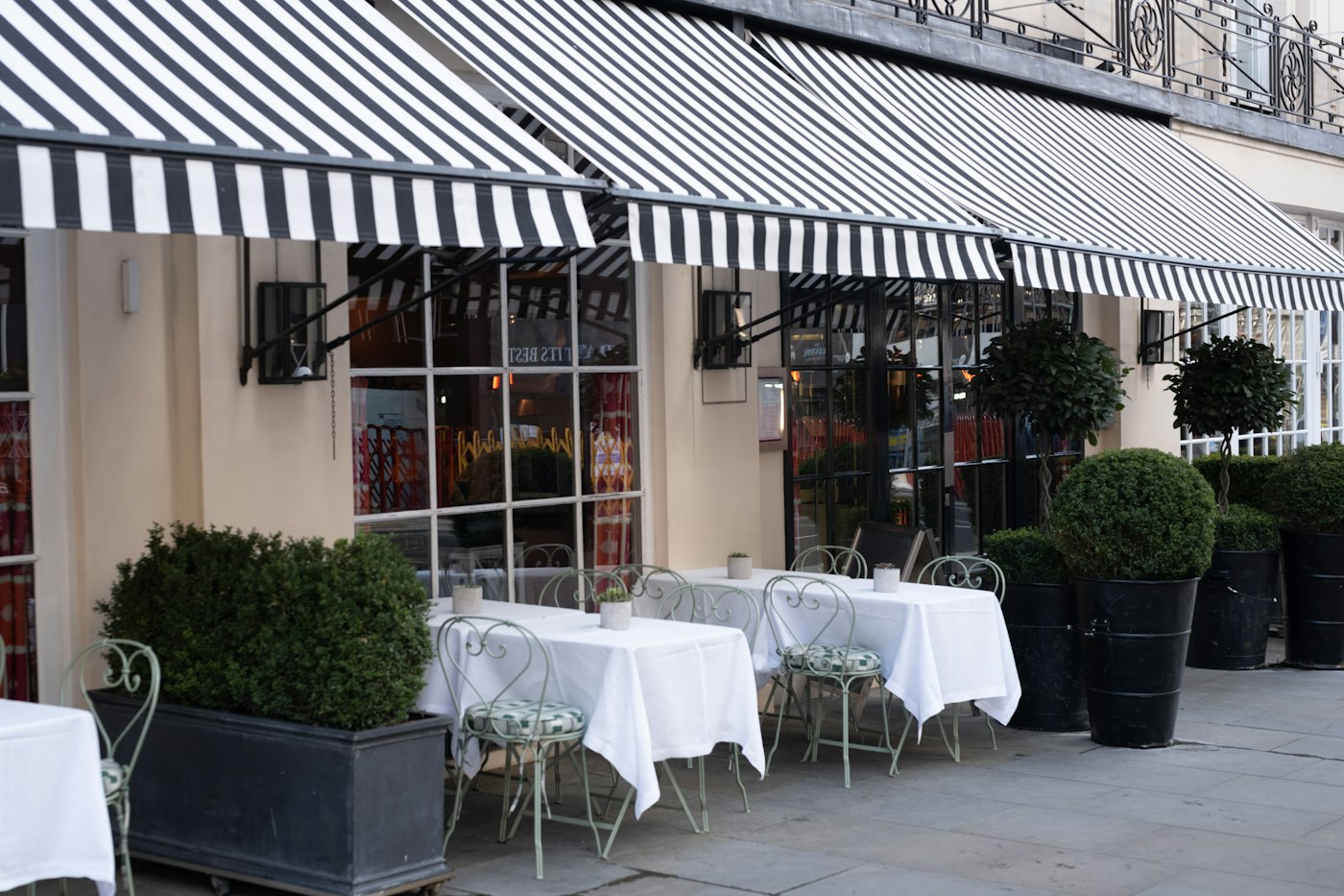 Terrasse d'un restaurant avec auvent et tables dressées