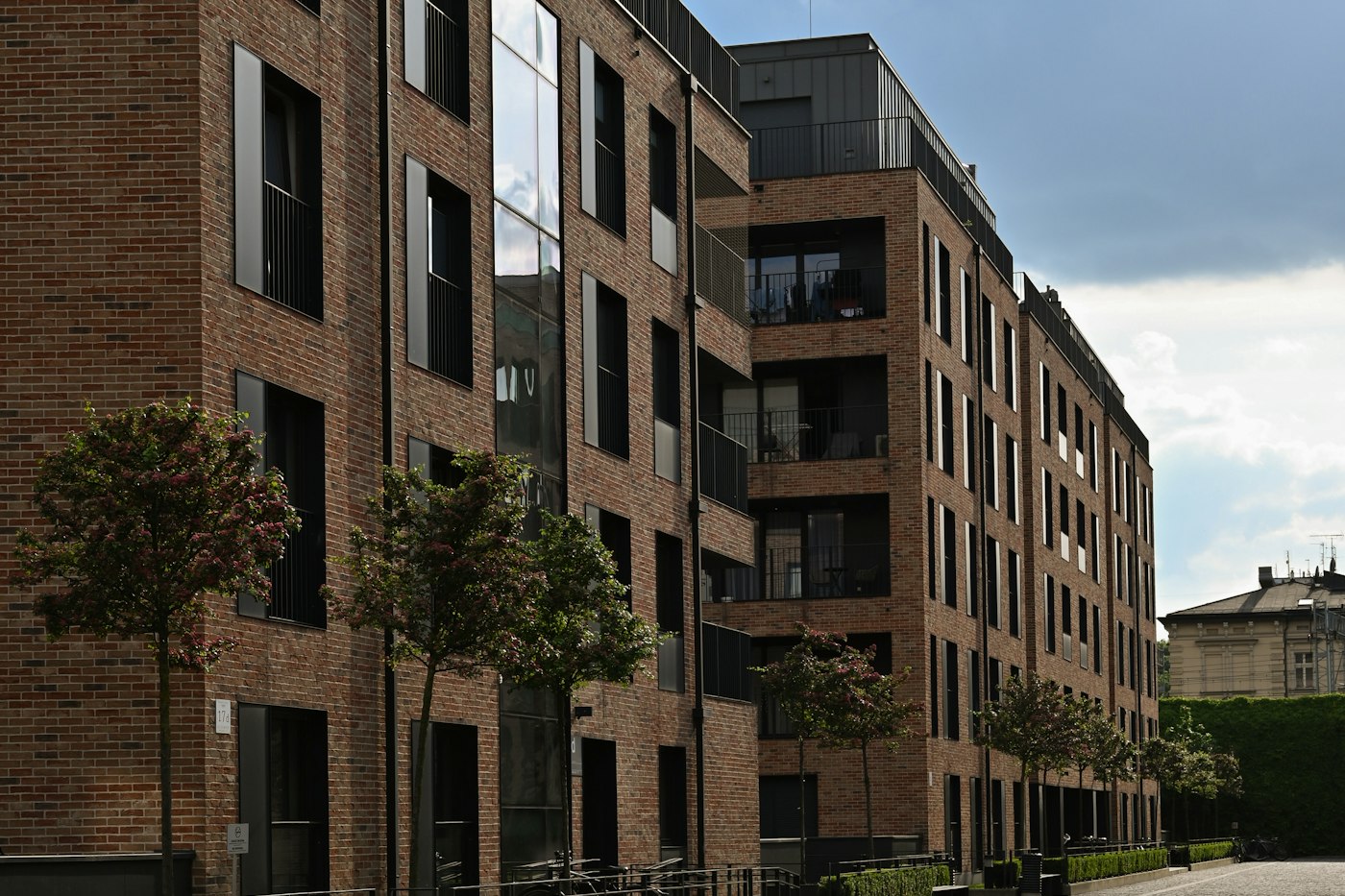 Immeuble multilogements moderne en brique avec balcons