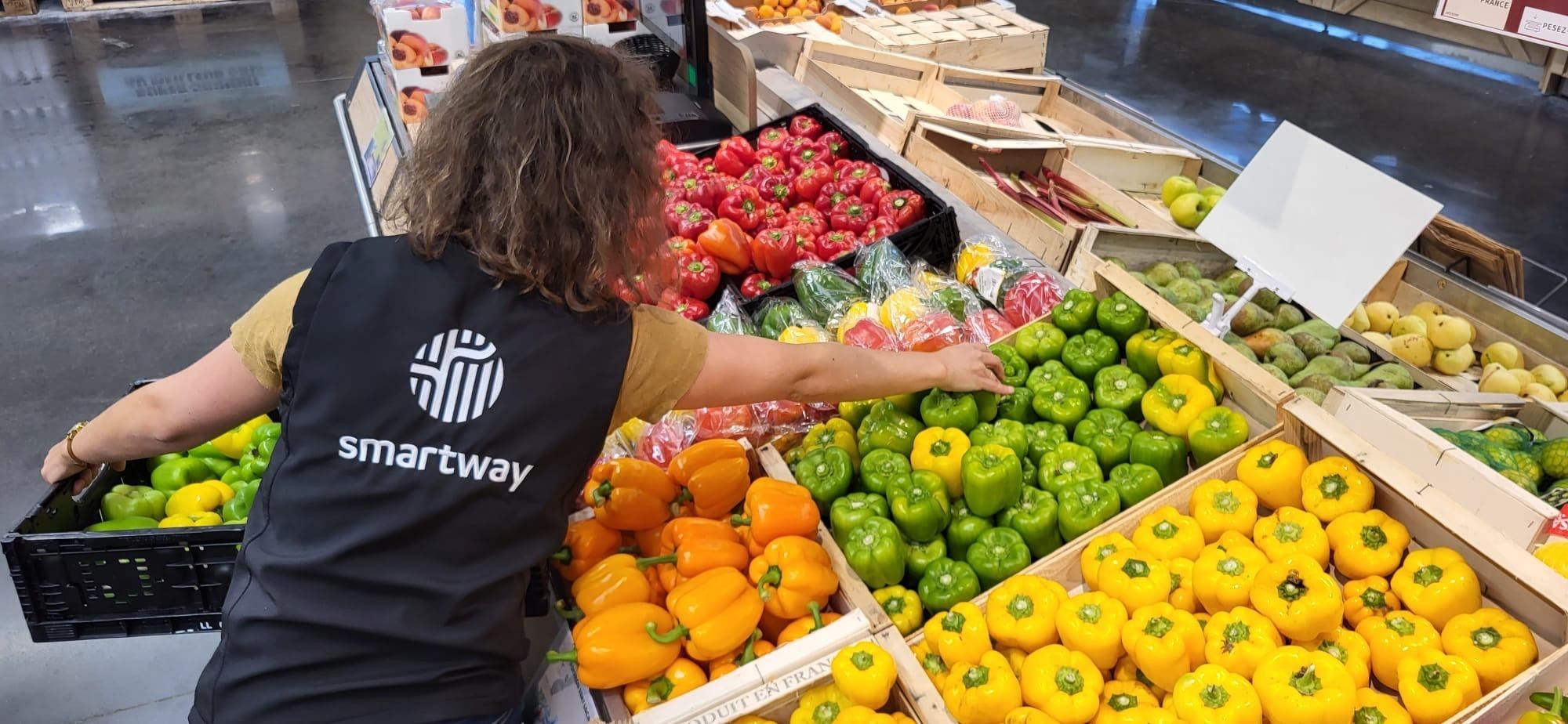 Équipe Smartway au rayon fruits et légumes
